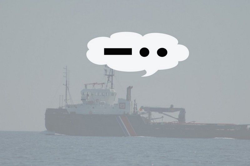 Dans la brume un navire émet un son prolongé suivi de deux sons brefs, cela signifie ?