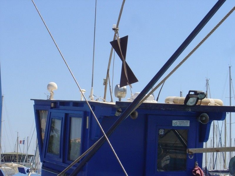 Ce navire indique qu'il est :