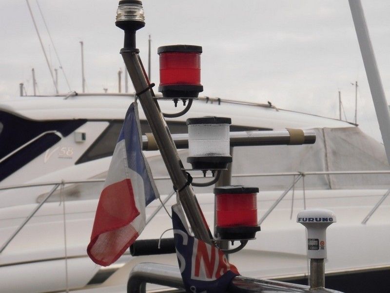 De nuit, un navire vous montre ces feux, quel est ce navire ?