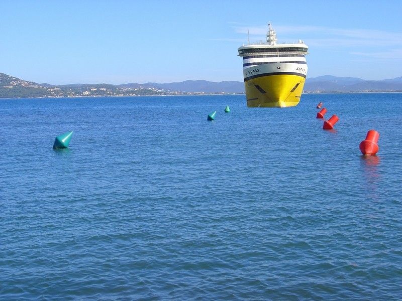Dans un chenal étroit, vous apercevez sur votre arrière ce navire qui vous rattrappe. Que faites-vous ?