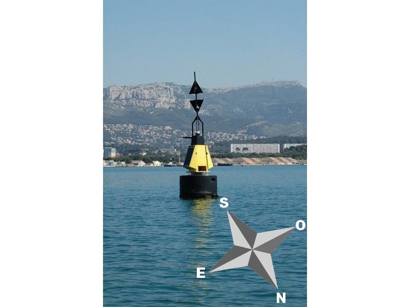 Vous faites route au 210°, vous appercevez cette balise, que faites vous ?