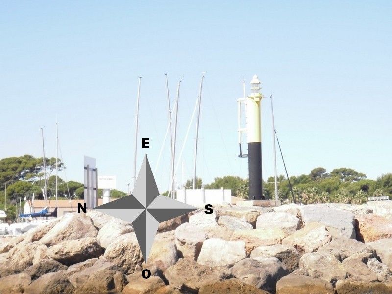 Vous faites cap à l'EST, vous obserez sur votre avant cette balise, que faites-vous ?